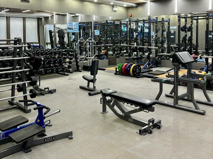 24/7 Fitness interior photo 2
